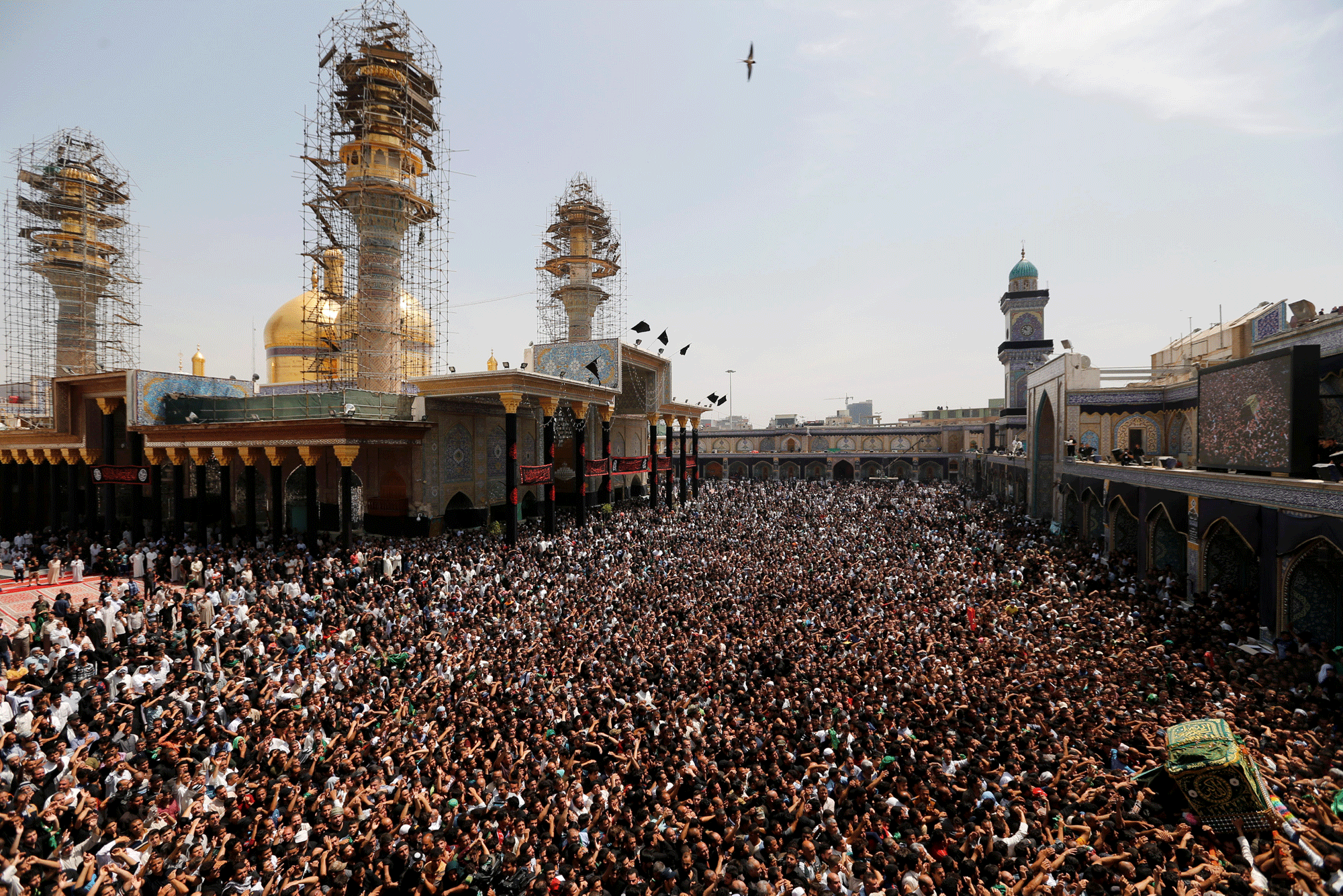 Peregrinos chiítas se reúnen en el santuario de Imam Musa al- Kadhim para celebrar el aniversario de la muerte en el distrito de Kadhimiya de Bagdad, Iraq. REUTERS/Thaier Al-Sudani