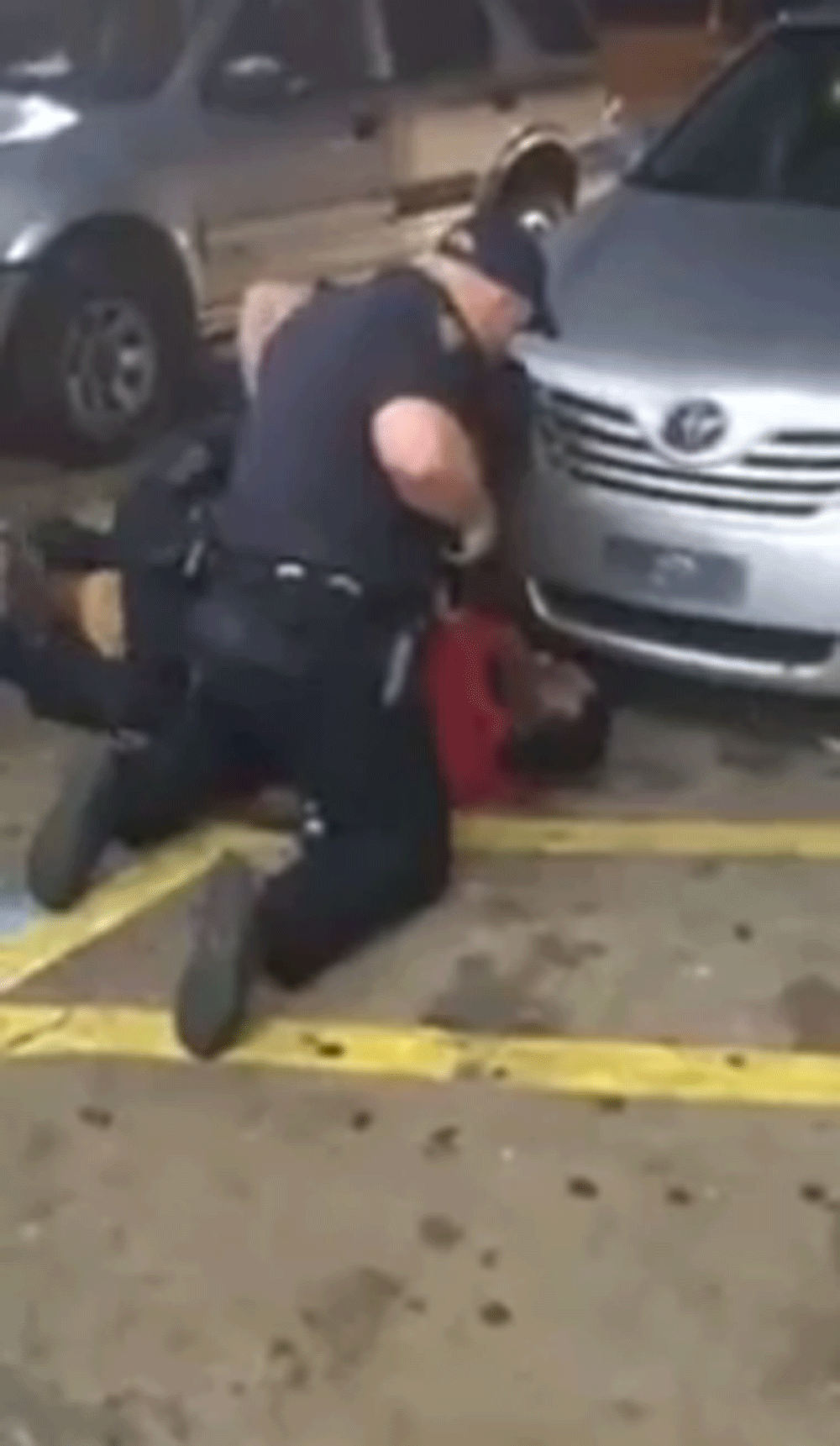 Un instante del vídeo que muestra cómo los dos policías asesinan a Sterling. Un instante del vídeo que muestra cómo los dos policías asesinan a Sterling.