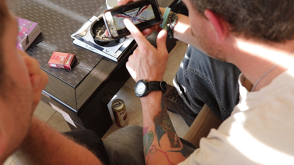 El ex marine de la foto jamás pisó el frente hasta que un periodista de una conocida agencia le rogó que se trasladara con él hasta Teleskoff, para hacer un reportaje gráfico. Muchas de las informaciones en las que aparecía como voluntario 