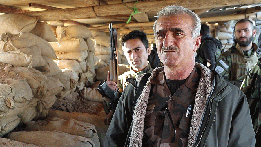 El oficial kurdo Maran Abdula, en las trincheras del frente de Teleskof. Este mando peshmerga ha castigado a varios hombres por revelar secretos en las redes. FERRÁN BARBER