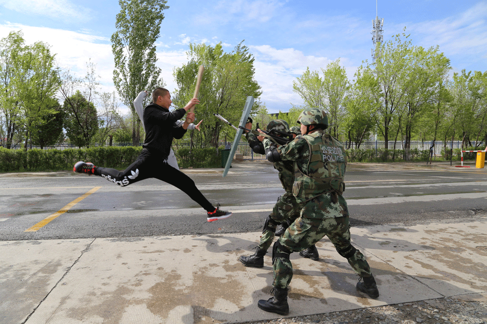 La Policía fronteriza participa en un simulacro antiterrorista cerca de la frontera de Baketuein Tacheng, Región Autónoma de Xinjiang Uighur, China. REUTERS/CHINA DAILY