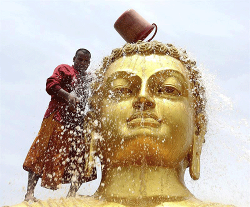 Un monje budista limpia una estatua de Buda de cara a las celebraciones de su cumpleaños en un monasterio de Bhopal, India. El 2.560º aniversario del nacimiento de Buda se celebrará el próximo 21 de mayo en todo el mundo. EFE/Sanjeev Gupta
