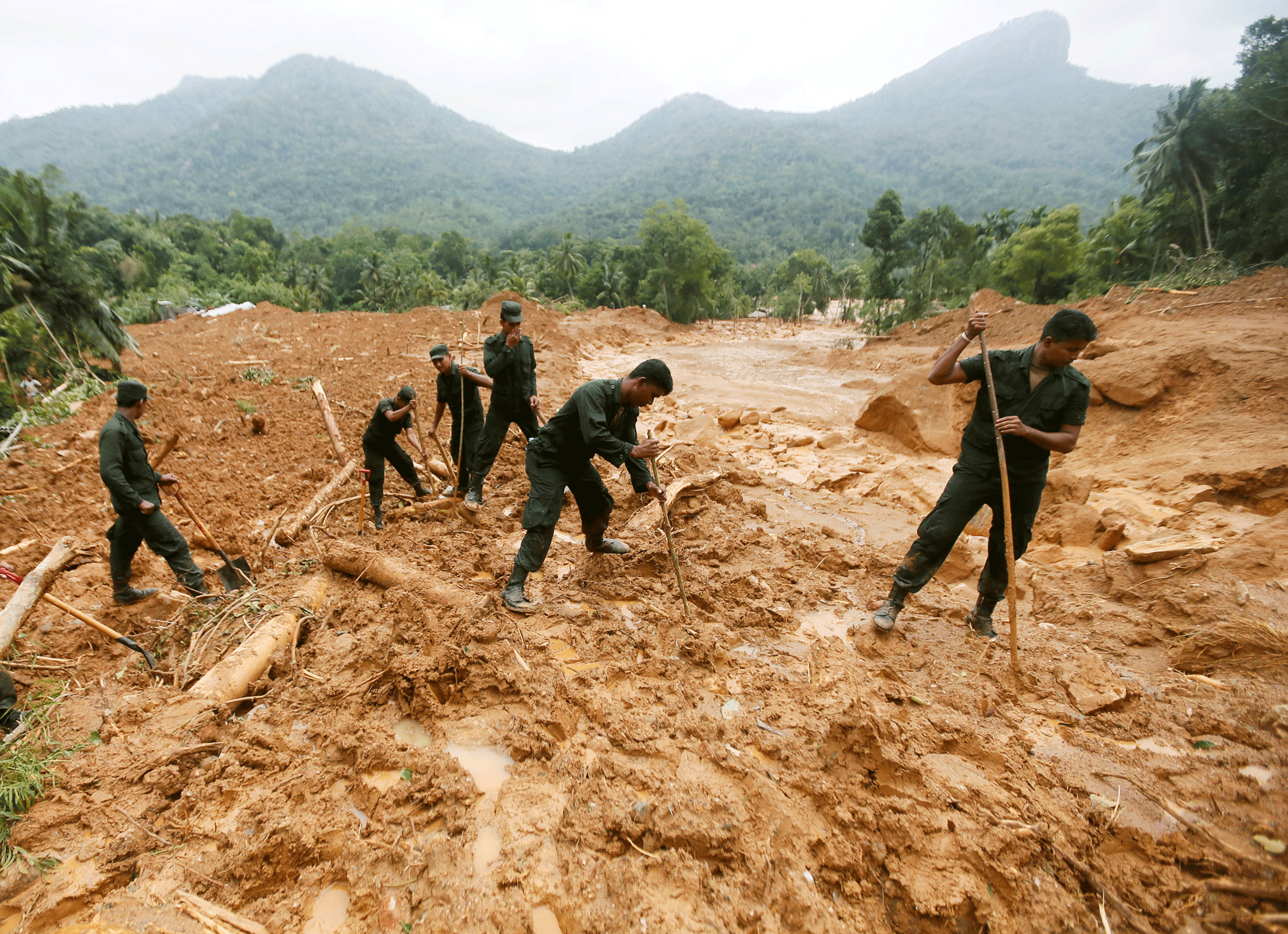 Los miembros del ejército de Sri Lanka rescatan a las víctimas de las inundaciones que sufrió el país tras las lluvias torrenciales. En Elangipitiya, pueblo de Aranayaka, Sri Lanka. REUTERS/Dinuka Liyanawatte