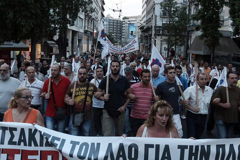 Miles de personas protestan en Atenas contra la aprobación del tercer ...