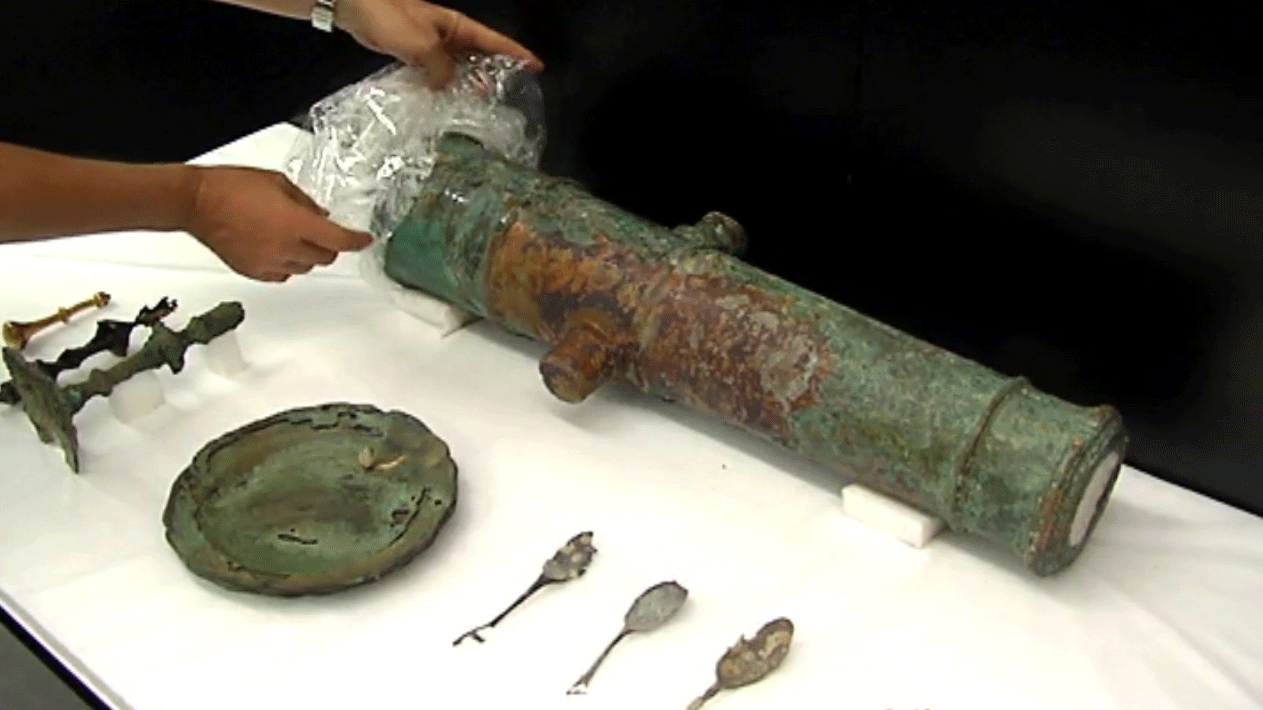 Los investigadores que han participado en la expedición al pecio de la fragata Nuestra Señora de las Mercedes han extraído de ella un cañón pedrero de bronce de 80 centímetros, una maja de almirez de oro, una palmatoria de plata, tres cucha
