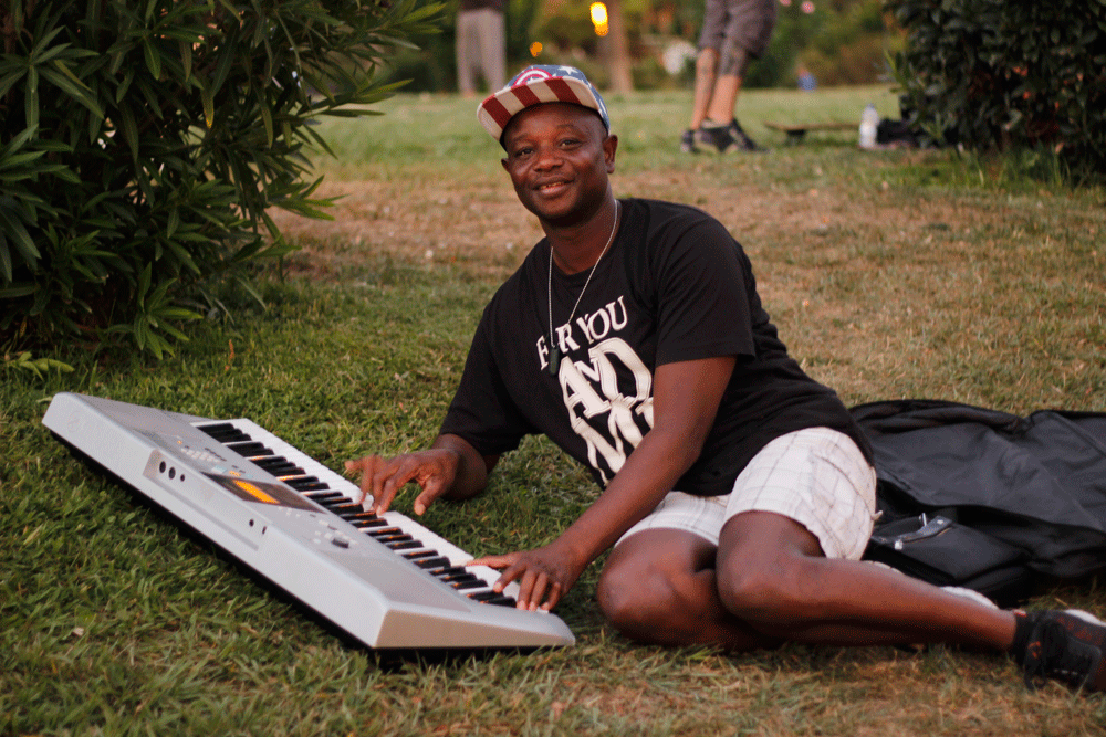 Joe Psalmist tocando en el Parque de la Ciutadella, en Barcelona. MARTA SAIZ