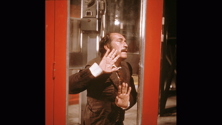 Imagen del cortometraje de Antonio Mercero 'La cabina' (1972)