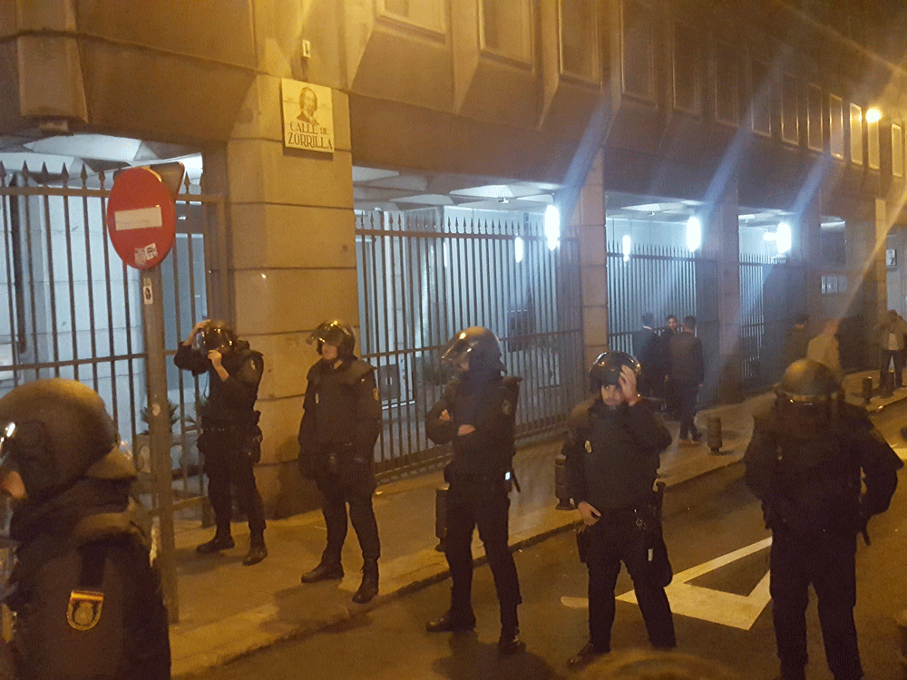 Los antidisturbios protegen las cercanías del Congreso.