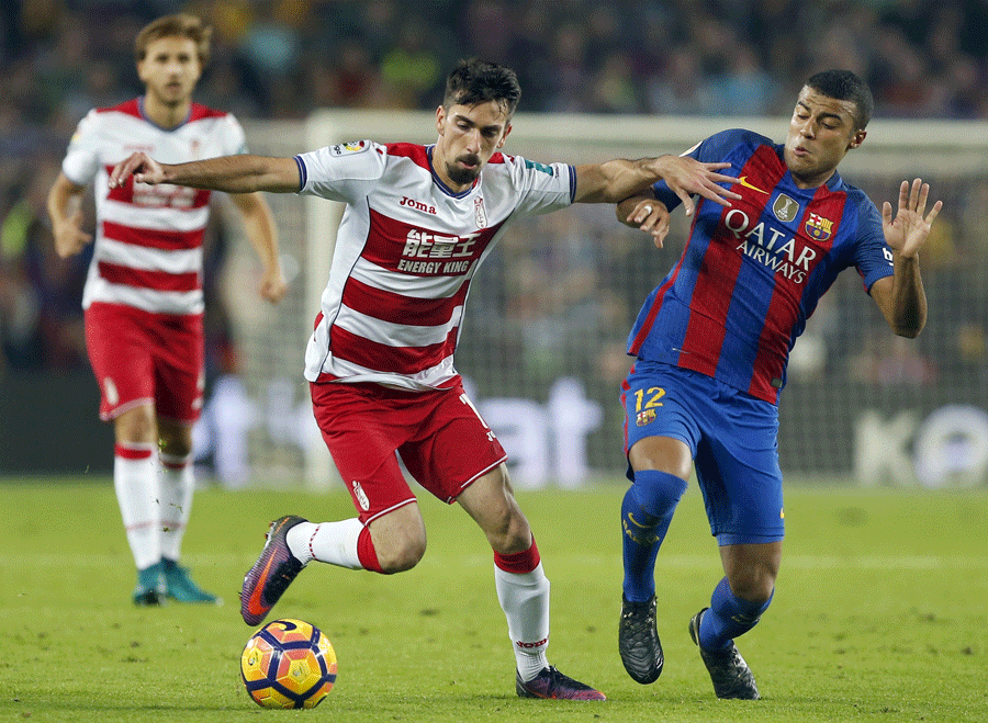 El defensa del Granada Cf Isaac Cuenca lucha el balón con el brasileño Rafinha.- EFE
