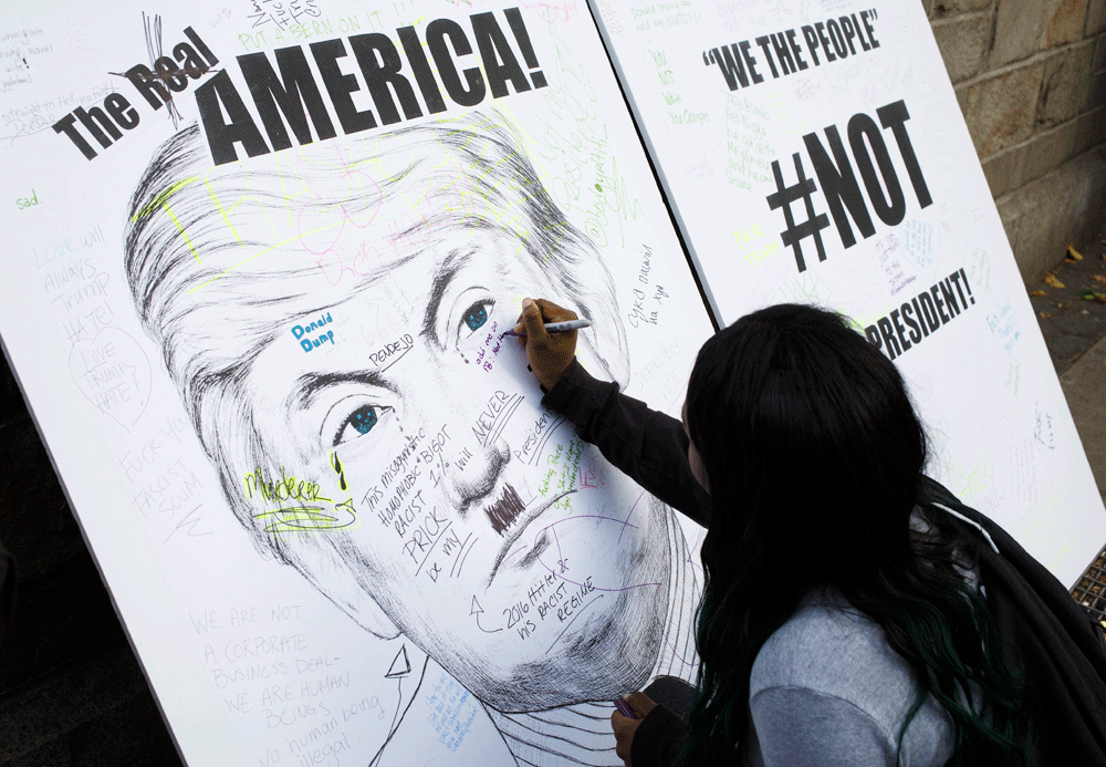 Un grupo de personas protesta contra el presidente electo estadounidense, Donald Trump, en Nueva York. EFE