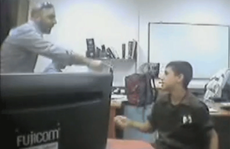 Captura del vídeo que muestra a un agente israelí interrogando a Ahmad Manasra.