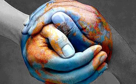 El planeta Tierra representado en unas manos.