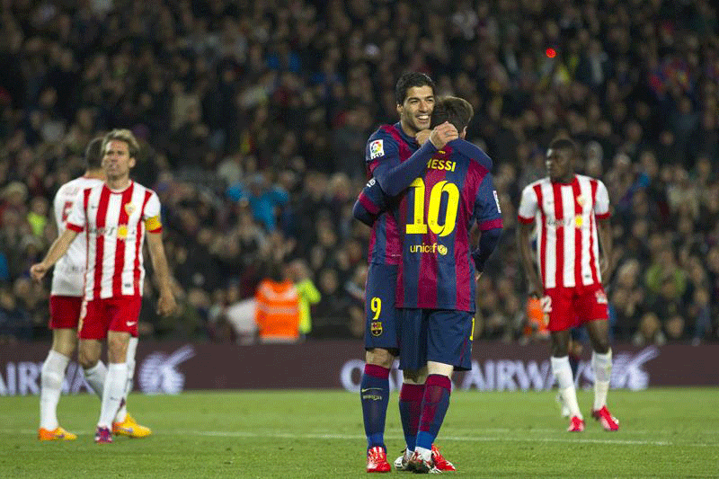 Luis Suárez celebra un gol con Lionel Messi. / EFE