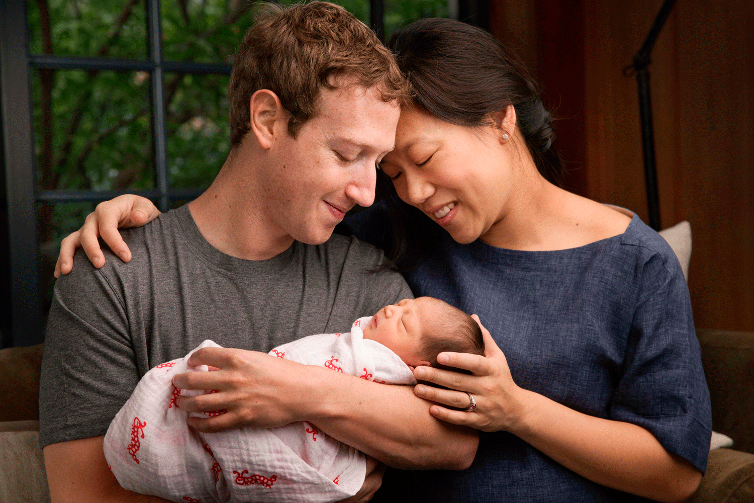 Mark Zuckerberg y su esposa, Priscilla Chan, con su hija recién nacida, Max. REUTERS