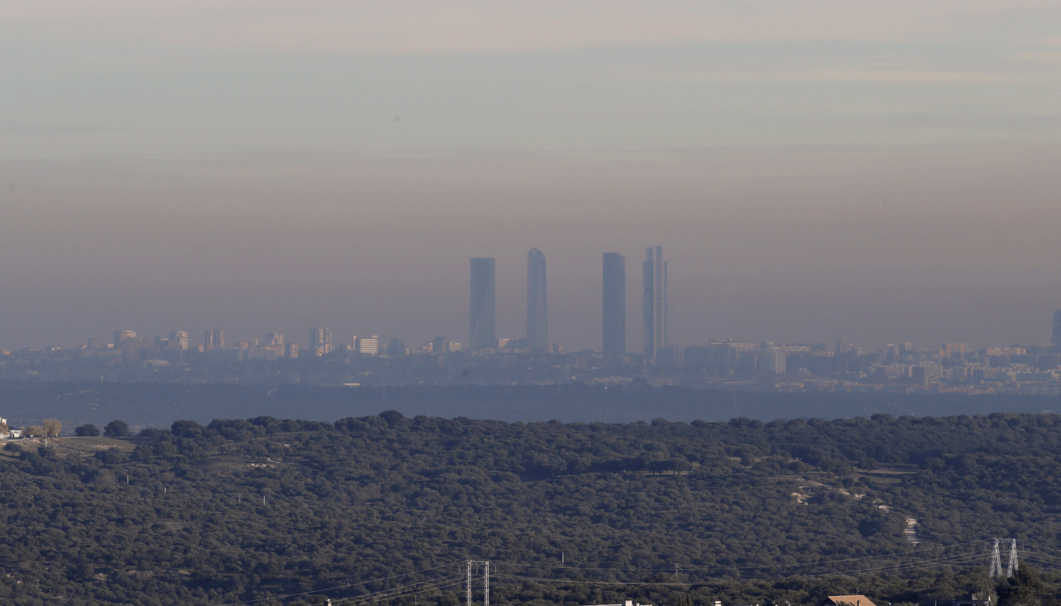 Vista del martes de la capa de contaminación que cubre la ciudad de Madrid. EFE