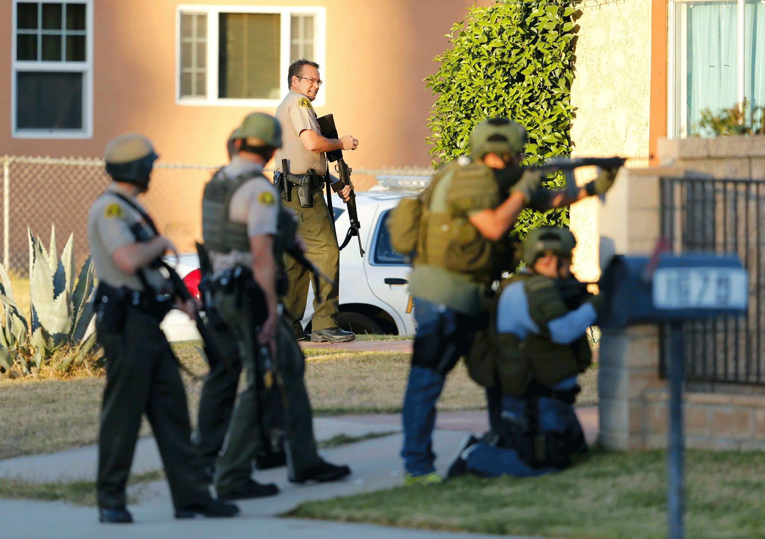 Los agentes de policía de San Bernardino, durante la persecución tras el tiroteo en un centro de discapacitados. REUTERS