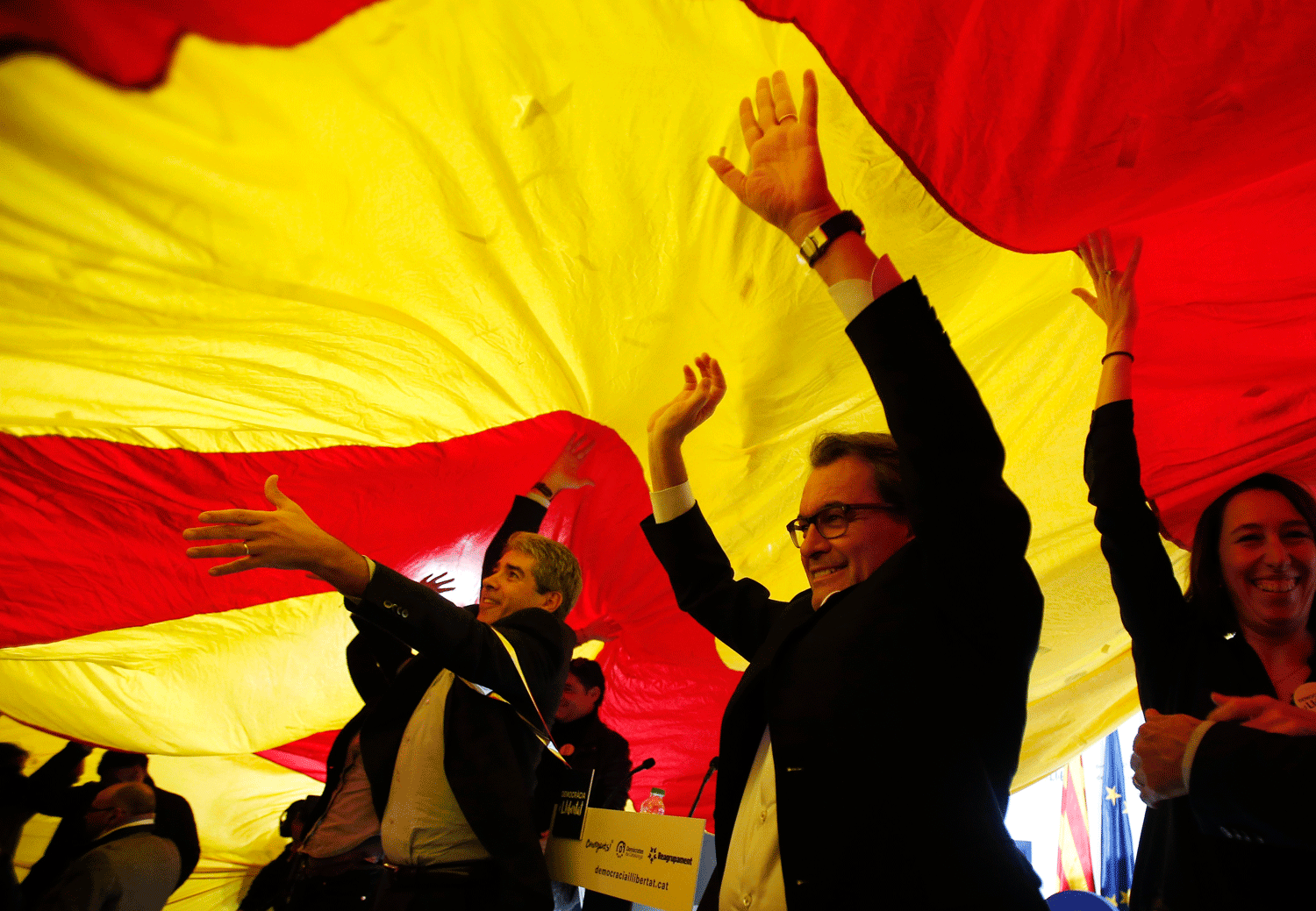 El presidente en funciones, Artur Mas y el cabeza de lista Francesc Homs durante el acto de inicio de campaña de Democràcia i Llibertat para las elecciones generales. EFE