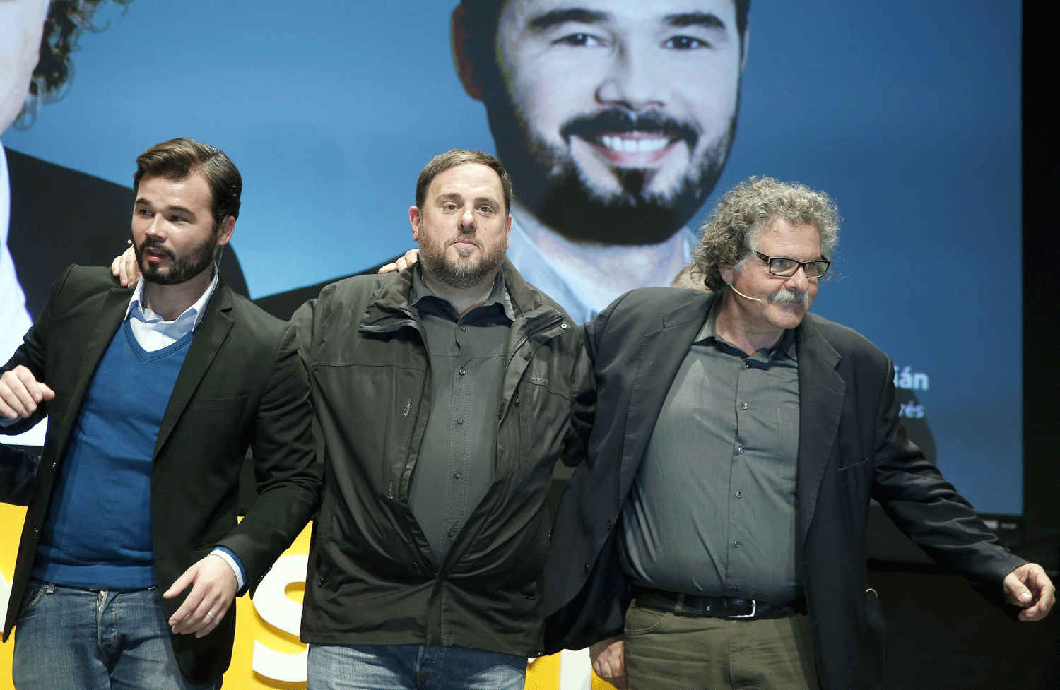 El cabeza de lista de Esquerra Republicana de Catalunya (ERC), Gabriel Rufián, acompañado de Joan Tardá y de Oriol Junqueras durante el acto de inicio de campaña electoral. EFE
