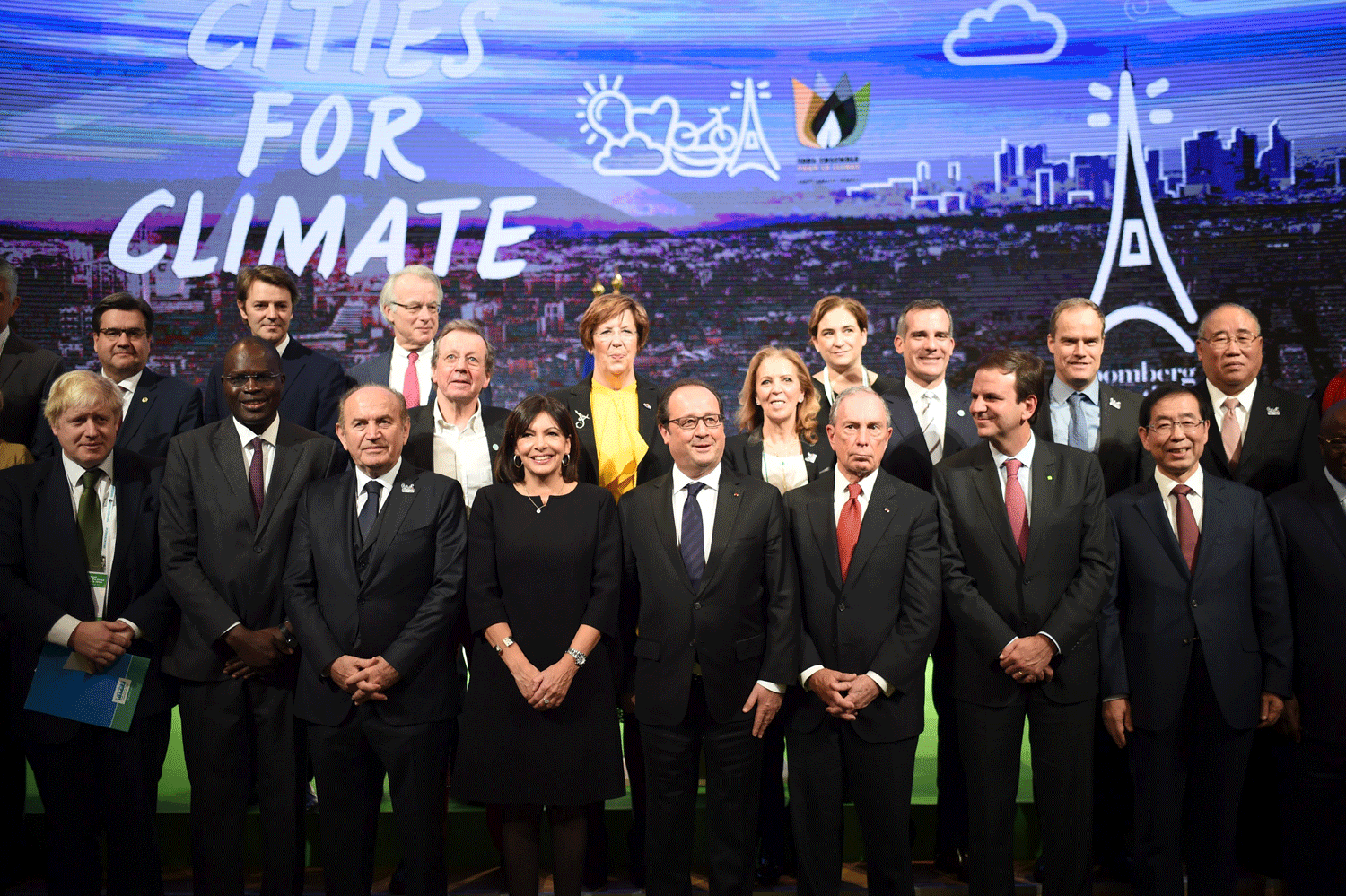 El presidente galo, François Hollande, posa para una foto de familia junto a varios alcaldes durante la cumbre sobre el clima para líderes locales que tiene lugar en el marco de la COP21 en París. EFE El presidente galo, François Hollande, posa para una foto de familia junto a varios alcaldes durante la cumbre sobre el clima para líderes locales que tiene lugar en el marco de la COP21 en París. EFE