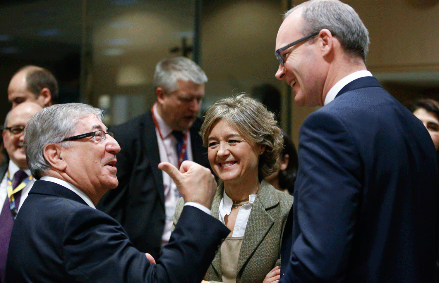 El comisario europeo de Medio Ambiente, Karmenu Vella, la ministra Isabel García Tejerina y ministro de Agricultura irlandés, Simon Coveney, antes del Consejo de Agricultura y Pesca de la Unión Europea en Bruselas. EFE