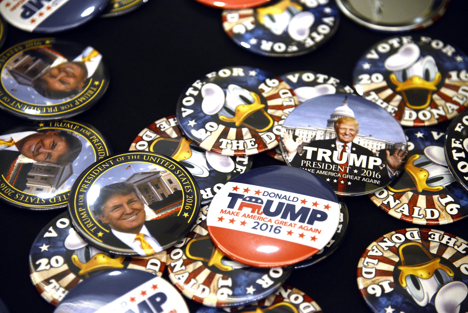 Vista de unos botones que forman parte de la campaña de Donald Trump. EFE