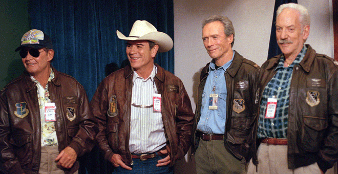 Clint Eastwood, Tommy Lee Jones, Donald Sutherland y James Garner, cuarteto de lujo para un gran y muy entretenido espectáculo en 'Space Cowboys' (2000). Clint Eastwood, Tommy Lee Jones, Donald Sutherland y James Garner, cuarteto de lujo para un gran y muy entretenido espectáculo en 'Space Cowboys' (2000).