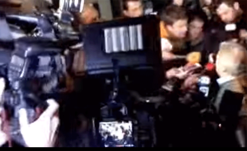 Captura de pantalla del vídeo en el que un grupo de ciudadanos indignados increpa a Rus.