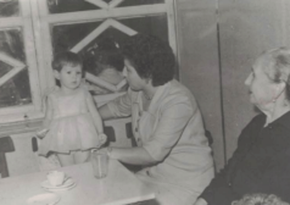 Lola, recién nacida, con su madre y su abuela, en 1959.
