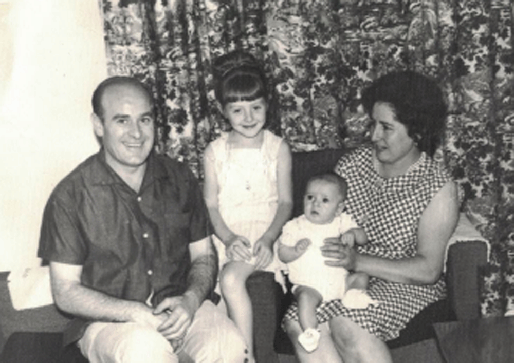 Pilar con su marido y sus hijos, Lola y Félix, en 1964.