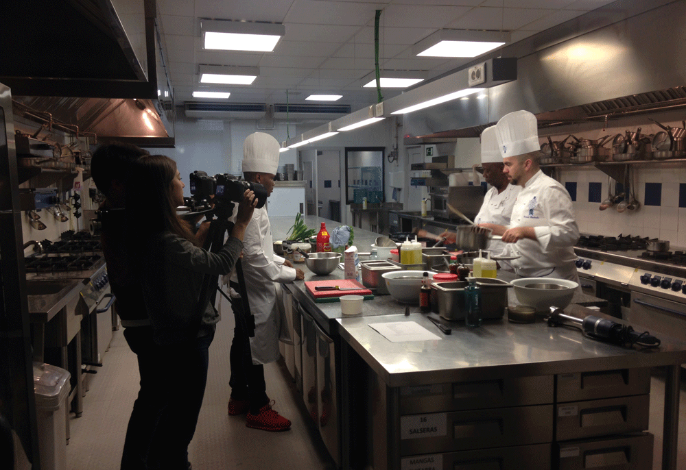 Miembros del equipo de ElMandela reciben una clase de la escuela de cocina Le Cordon Bleu en Madrid.