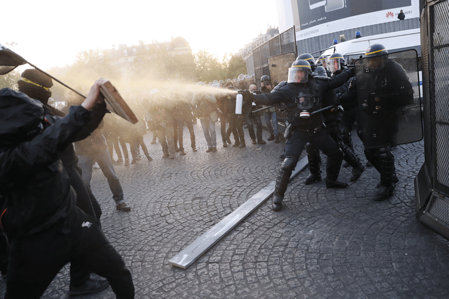Choque entre grupos antifascistas y la fuerzas policiales en París.- AFP