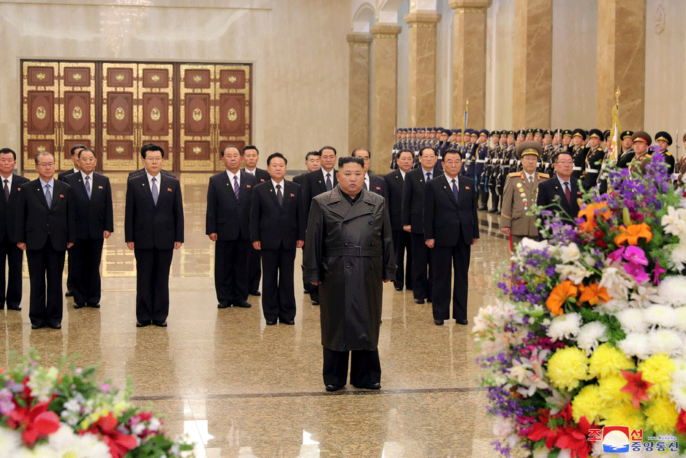 El líder norcoreano, Kim Jong-un, visitó el mausoleo familiar en Pionyang para conmemorar el 78 aniversario del nacimiento de su padre y predecesor Kim Jong-il.- REUTERS