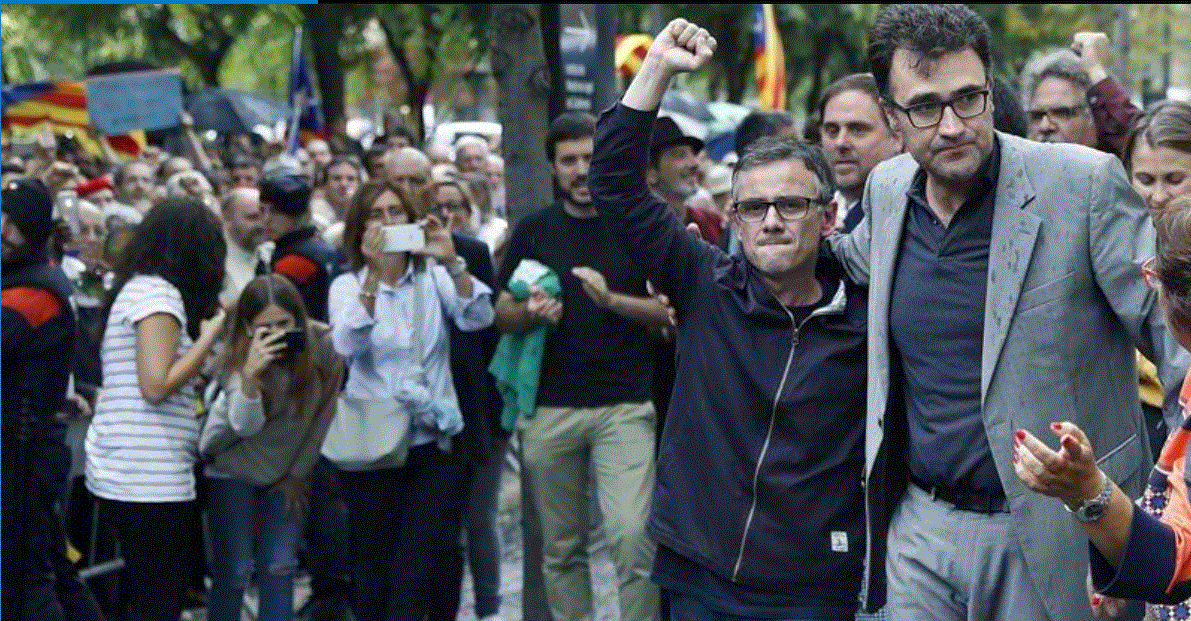 Josep Lluís Jové i Lluís Salvadó surten en llibertat i saluden ciutadans que els donen suport a les portes de la Ciutat de la Justícia / EFE Andreu Dalmau