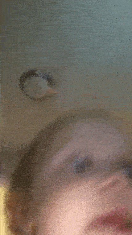  Los niños y niñas de hoy en día salen prácticamente con el móvil ya en la mano. (Fuente: Giphy)