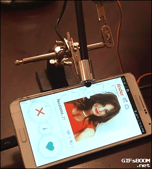 ¿Para qué quedarse con una persona si puedes bucear por todos los perfiles existentes de Tinder? (Fuente: Giphy) Técnica para disparar likes a todos los perfiles.