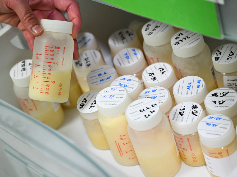 Botella de leche materna congelada en el Centro de Pediatría del hospital de la Universidad de Mainz en Mainz, Alemania el 24 de julio de 2024.