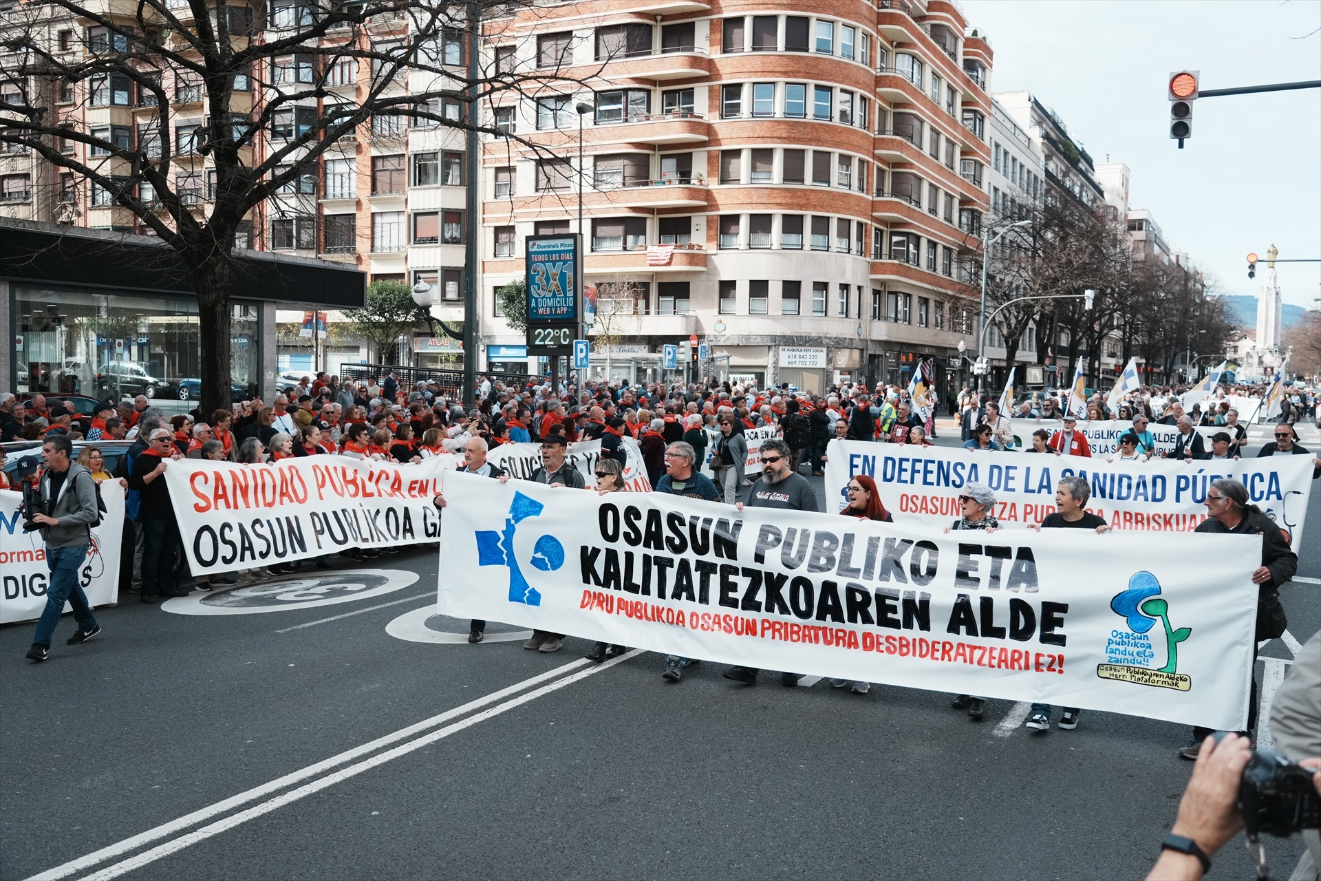 Decenas de personas durante una manifestacion en defensa de la sanidad publica, a 16 de marzo de 2024, en Bilbao, Vizcaya, Pais Vasco (España). Imagen de archivo.