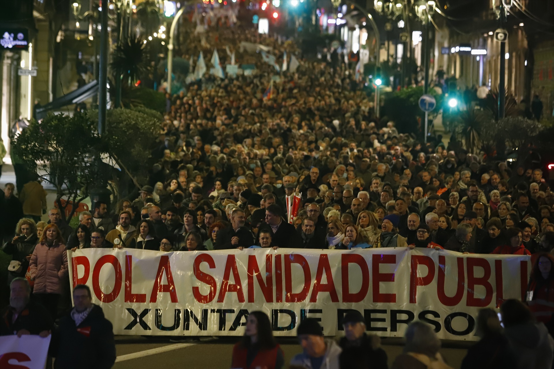 Cientos de personas durante una manifestacion por la situacion de la sanidad publica, a 16 de enero de 2025, en Vigo, Pontevedra, Galicia (España). Imagen de archivo.