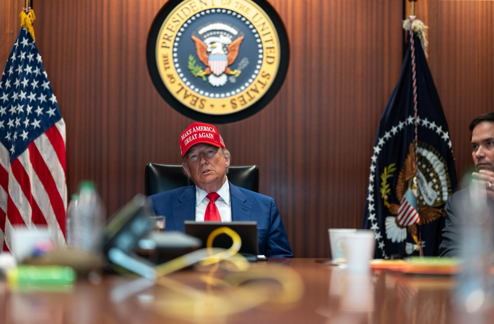 Trump entra en la guerra contra Irán con un bombardeo masivo | Público