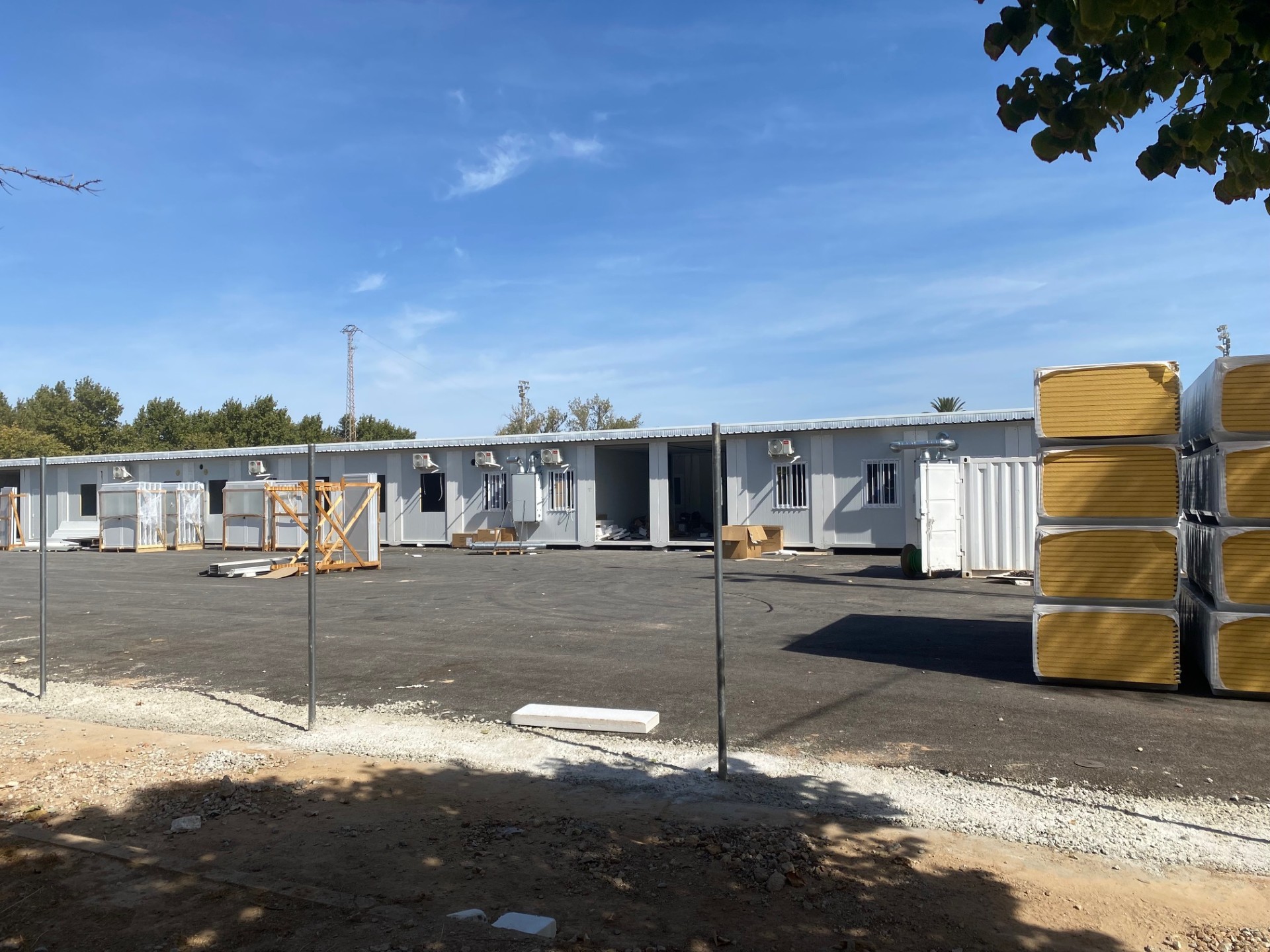 Instalacion de barracones para el CEIP Lluis Vives de Massanassa a menos de una semana del inicio de curso