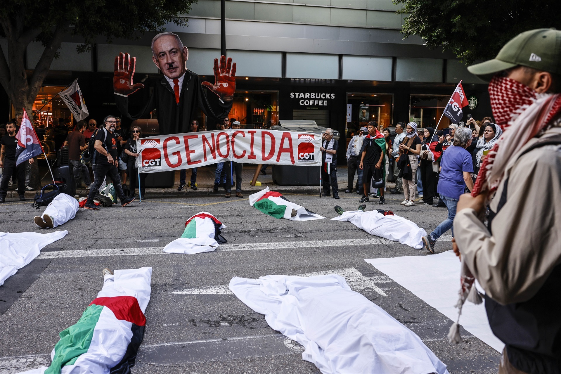 Varias personas durante una manifestacion a favor de Palestina, en València,
