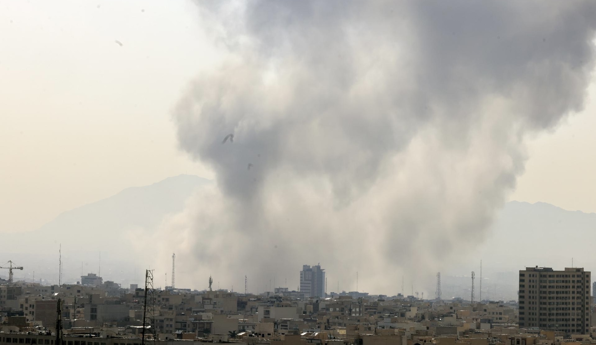 IMG_4534 El humo se eleva en el centro de Teherán tras el ataque de Israel, a 28 de febrero de 2026.