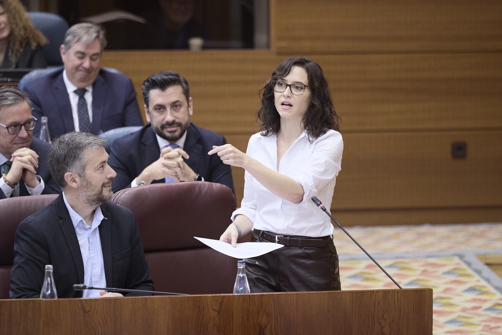 Ayuso asegura que a Miguel Ángel Rodríguez "le persigue la izquierda" y ...
