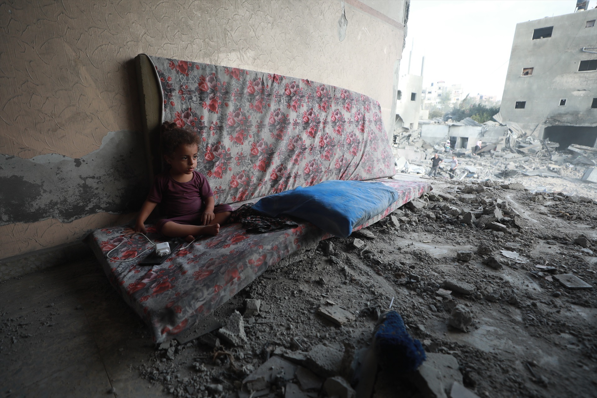 Niño sentado ante los escombros de una casa en Gaza. Niño sentado ante los escombros de una casa en Gaza.