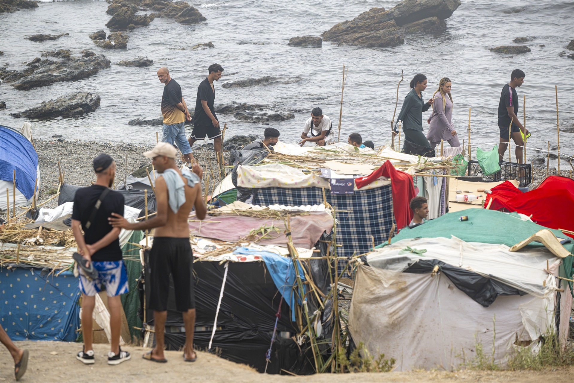 Asentamiento de migrantes en la costa de Ceuta antes de los desalojos y retornos de octubre.
