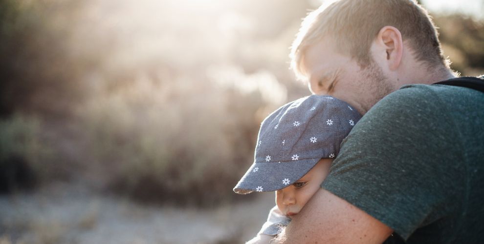 Un padre con su bebé