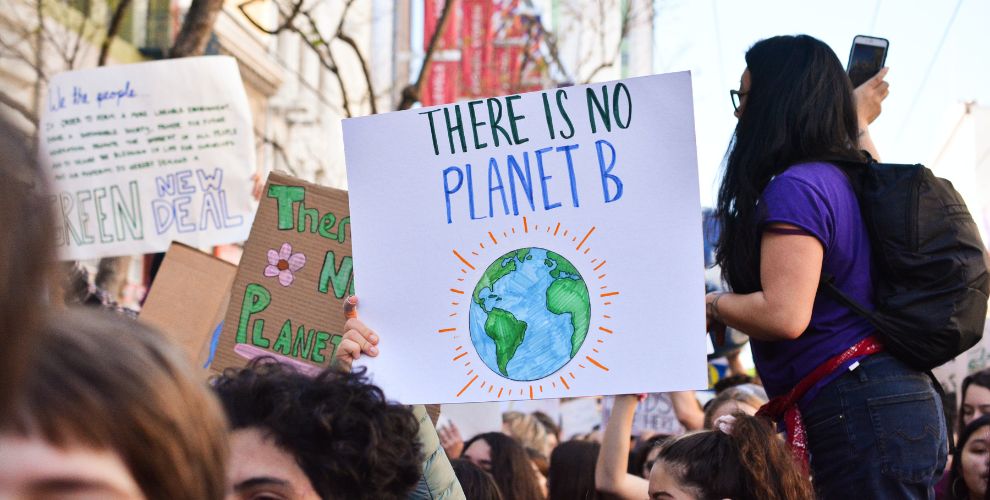 Una pancarta dice "there is no planet B".