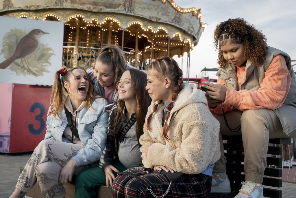 Carla Quílez con parte del elenco de 'La Maternal' durante el rodaje del largometraje