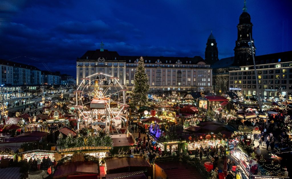 Una plaza de una ciudad totalmente iluminada en Navidad
