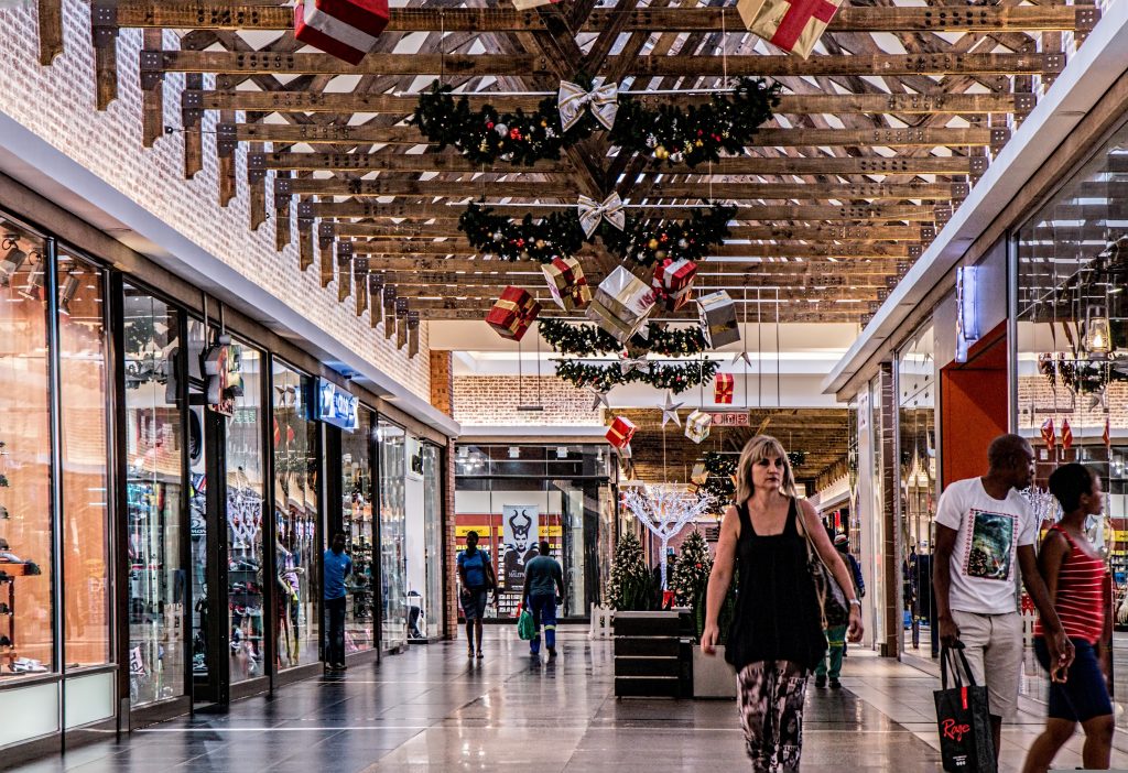 Los centros comerciales se inundan de decoración navideña para animar las ventas